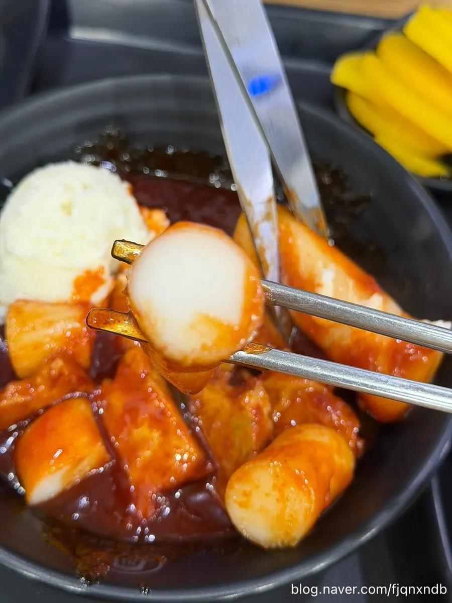 꾸덕한 양념이 밴 가래떡 떡볶이