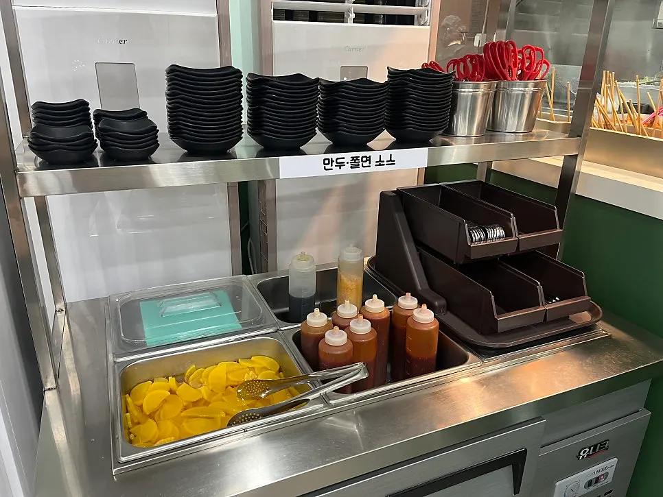 Spacious dining hall and tables at Deokjane Bangatgan