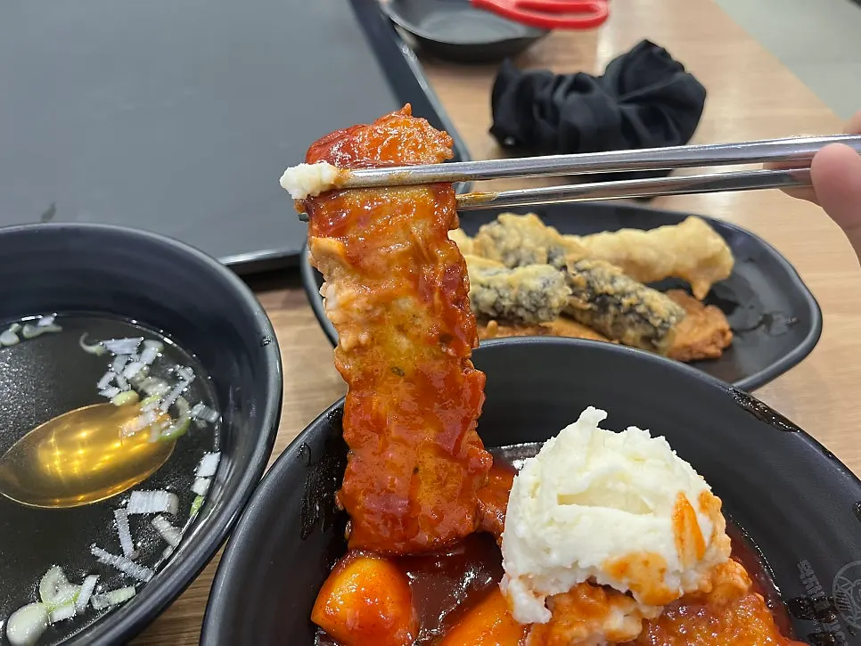 Spicy-sweet sauce coating the garaetteok tteokbokki