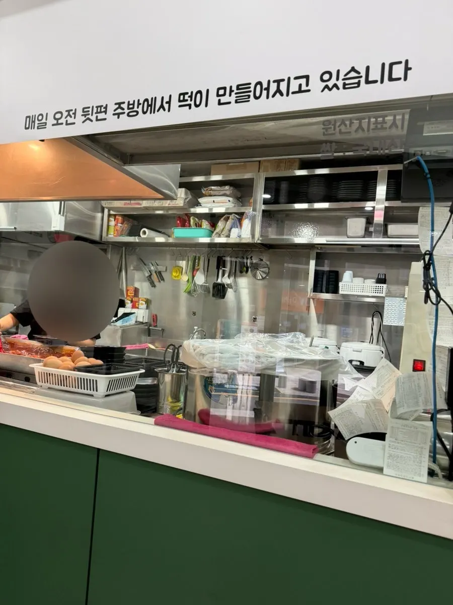 토요일 점심 손님으로 북적이는 매장 내부