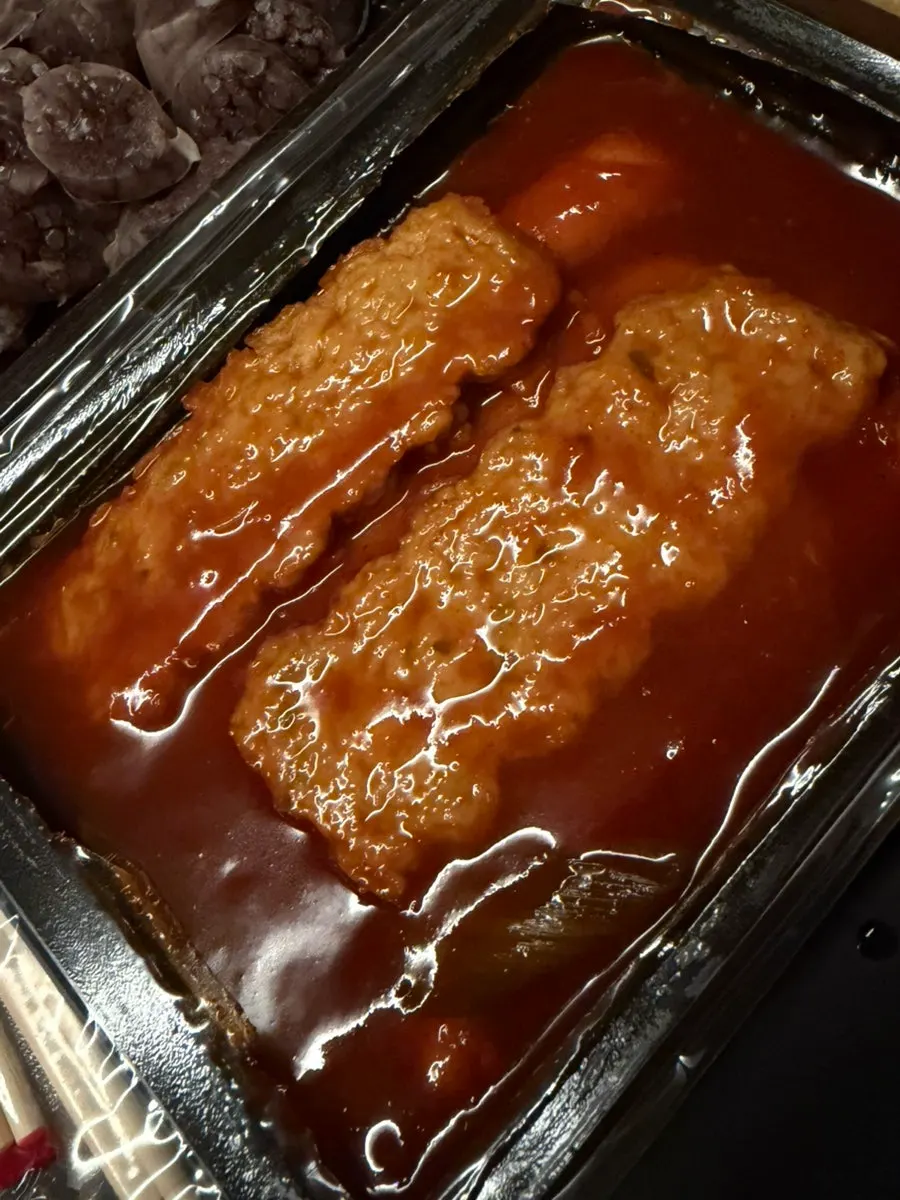 통가래떡 4개와 어묵이 담긴 떡볶이 1인분