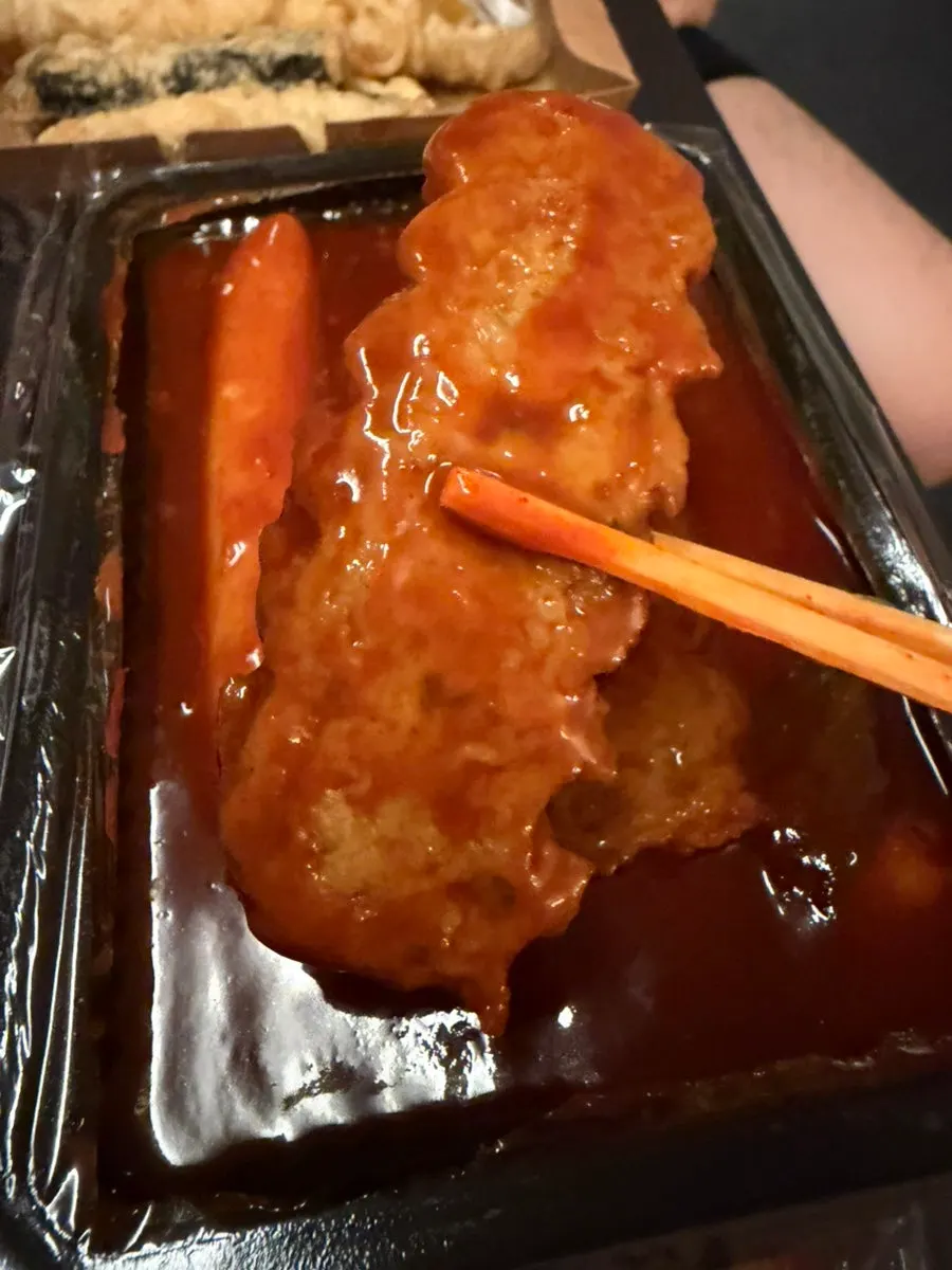 소스가 배어든 큼직한 어묵