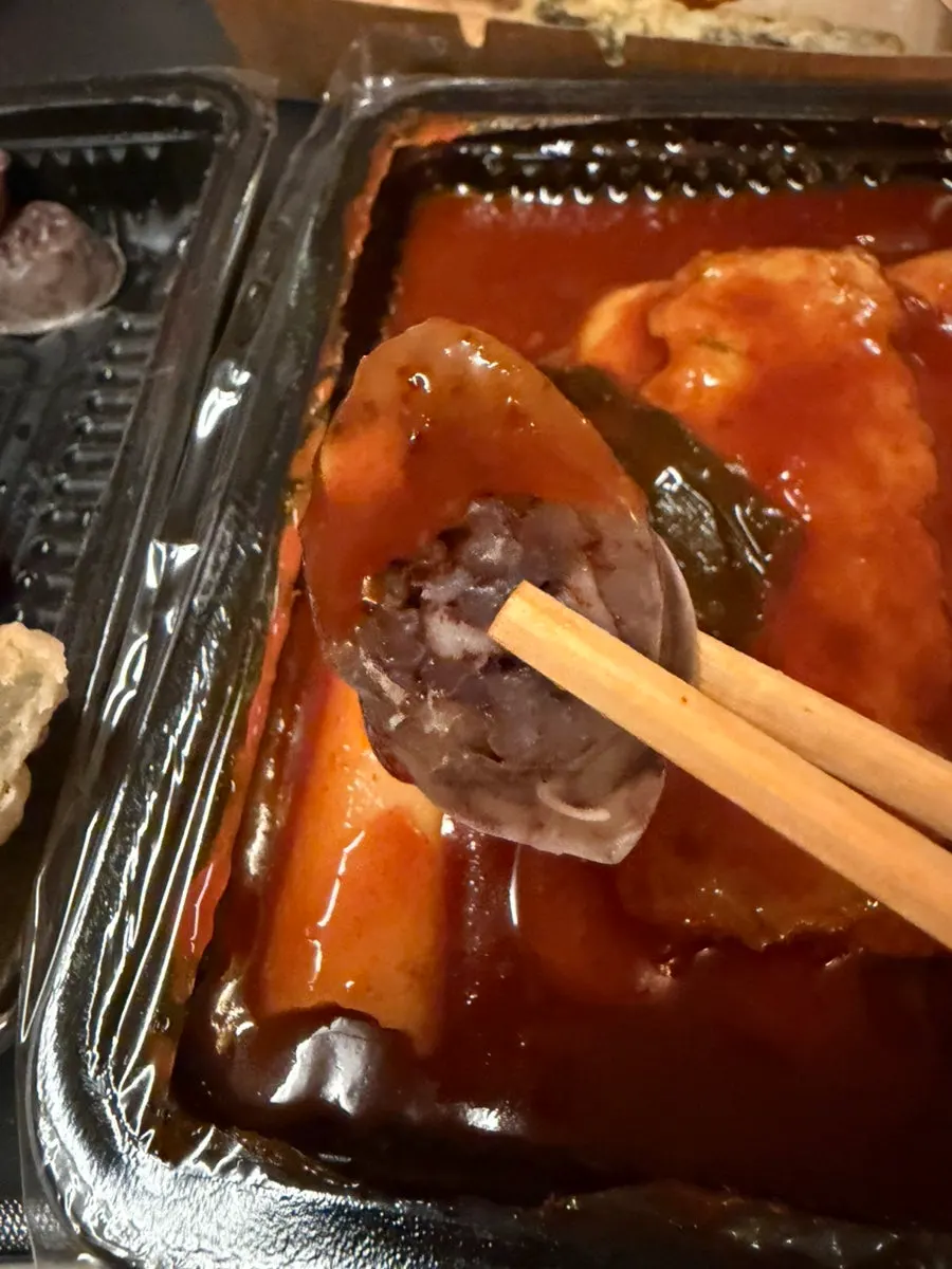 떡볶이 소스에 찍은 순대