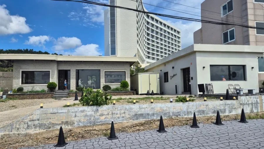 동암해안길 해안도로와 방파제 너머 바다