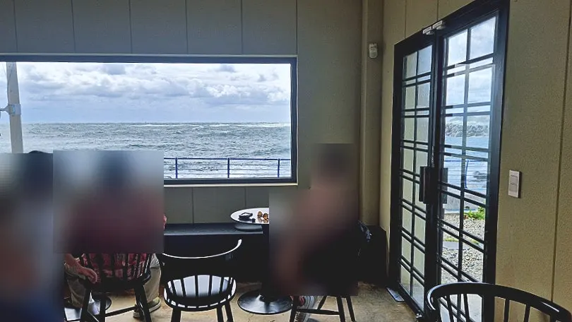 바다가 보이는 통창 좌석