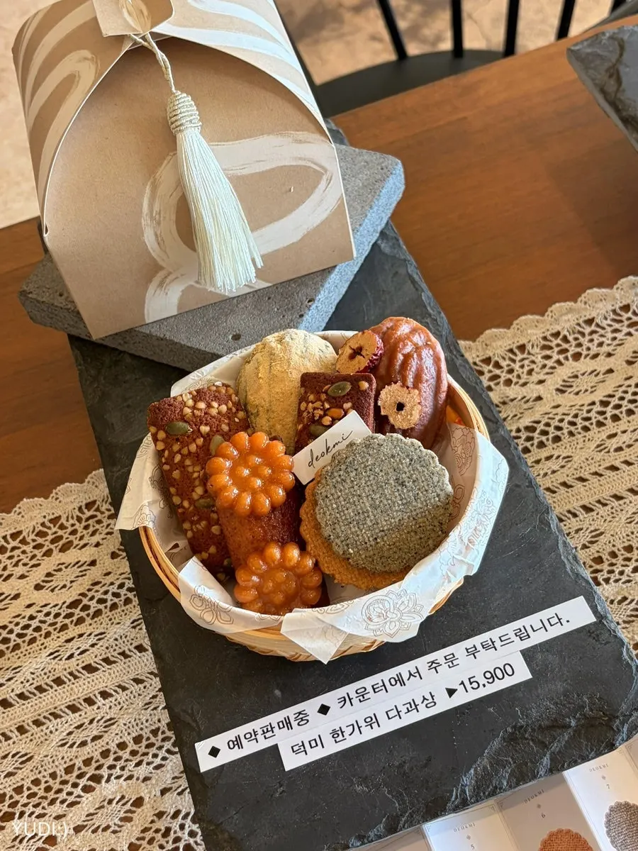 Varieties of handmade cakes at Deokmi Gijang Branch