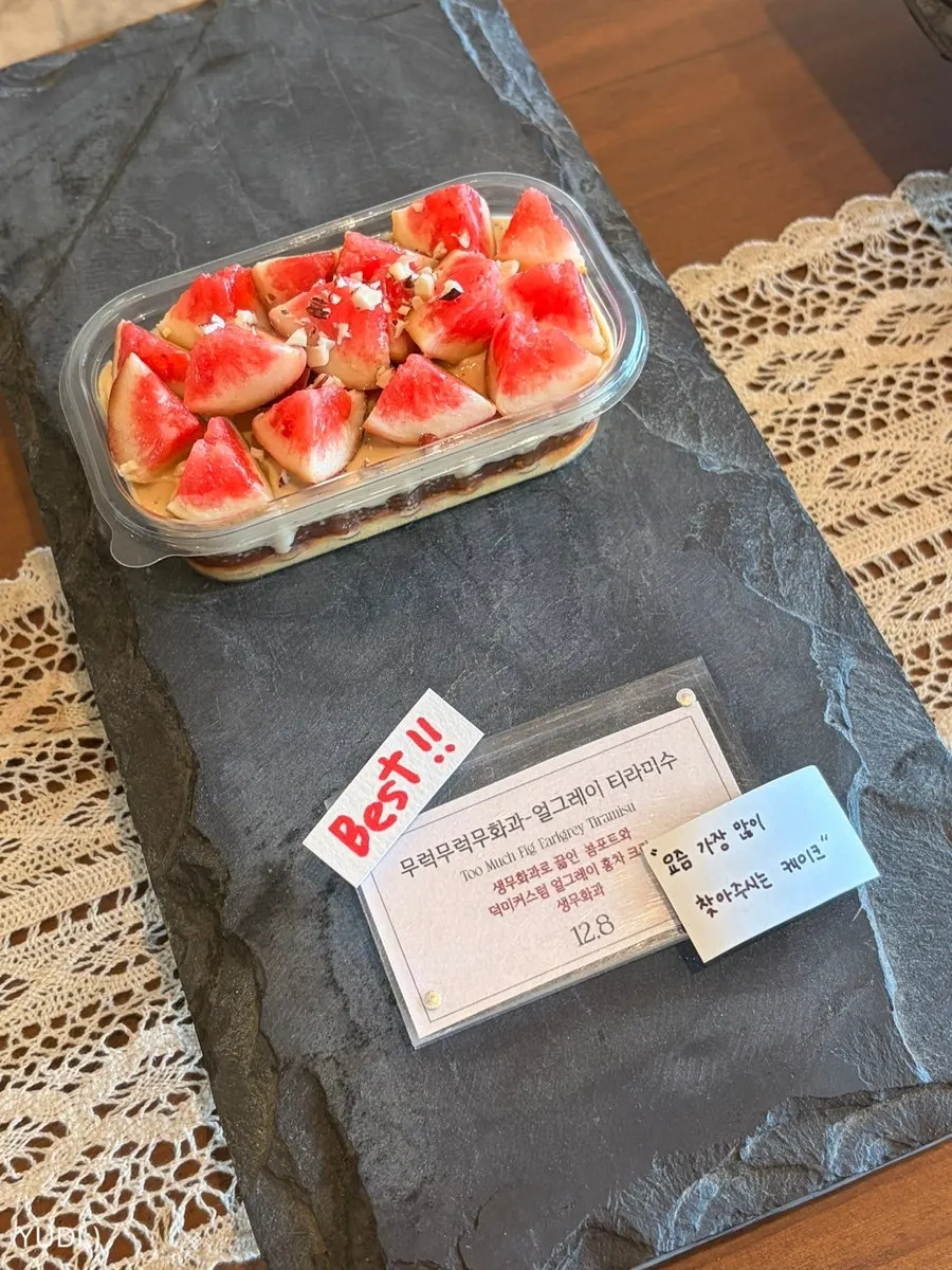 Slices of cake displayed at Deokmi Gijang Branch