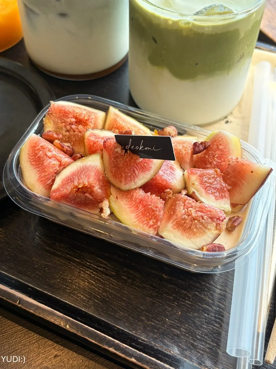 Matcha latte and fig earl grey tiramisu at Deokmi Gijang Branch
