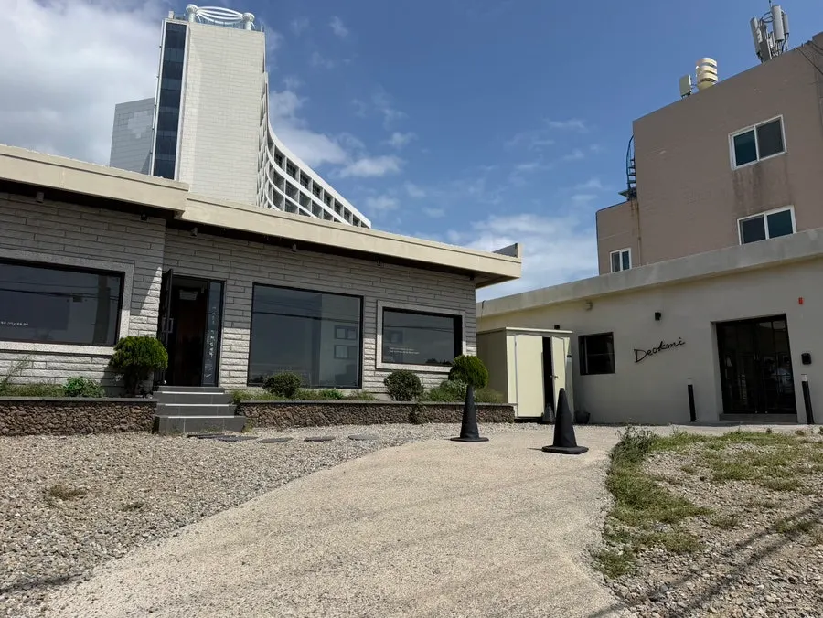 Exterior of Deokmi Gijang Branch on Dongam Haean-gil and the surrounding road