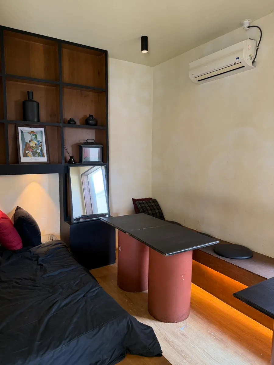 Decor and interior details of the annex