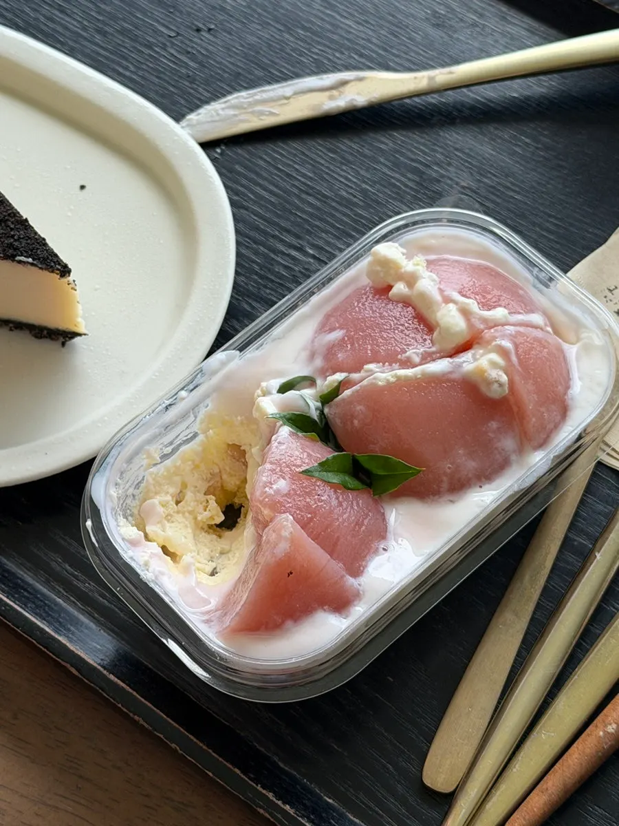 Cross-section of the peach tiramisu cream