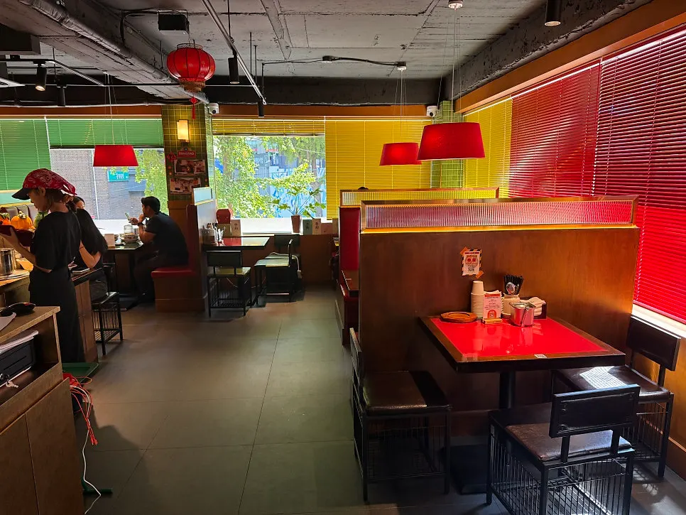 Hong Kong-inspired interior at Huhugwan