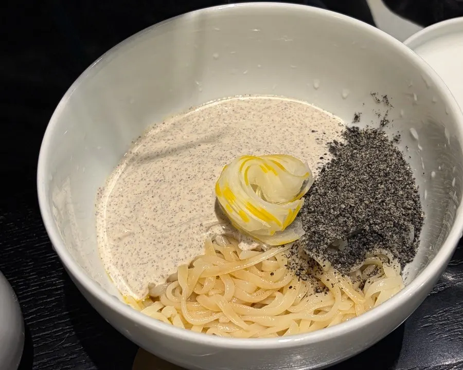 네이버 예약 쿠폰으로 받은 김치만두 두 알