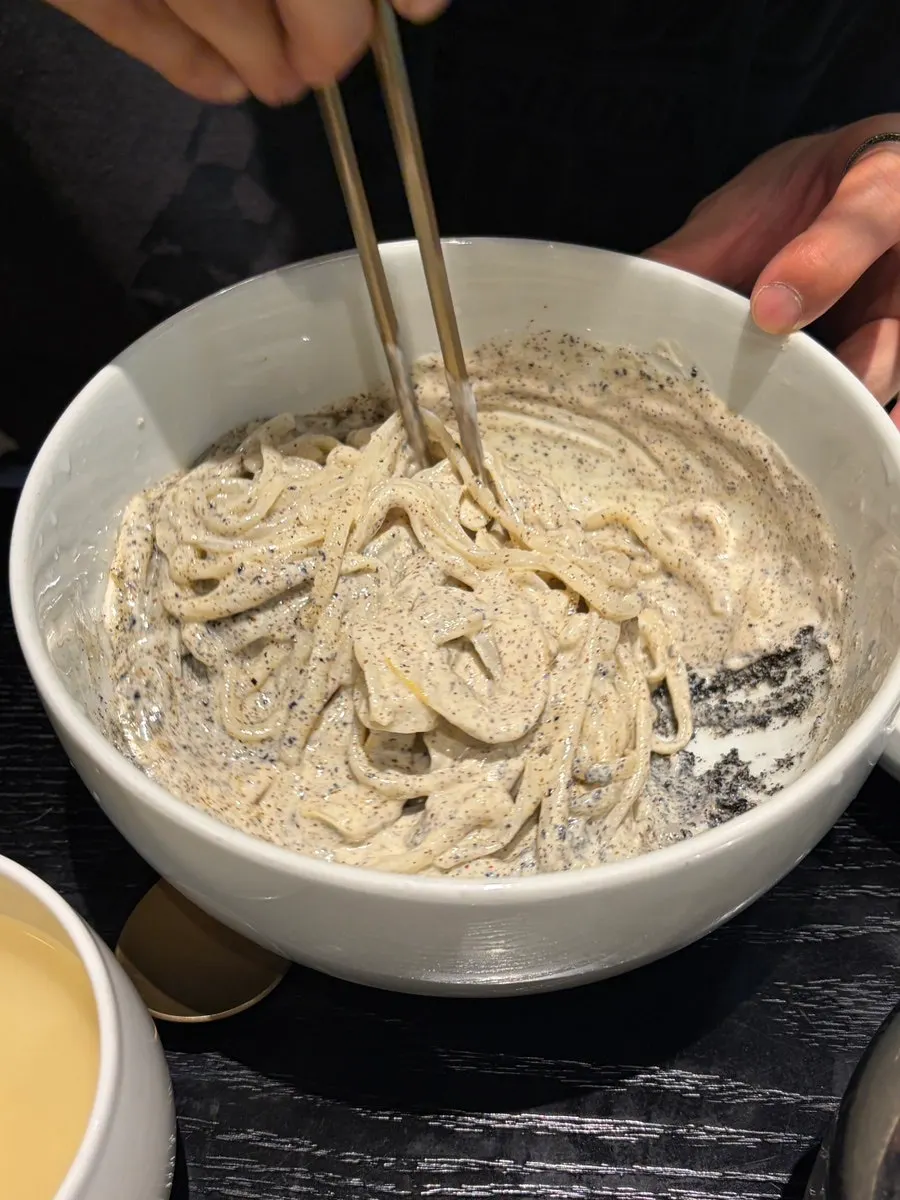 꾸덕한 콩장소스와 흑임자 가루를 올린 콩비빔칼국수