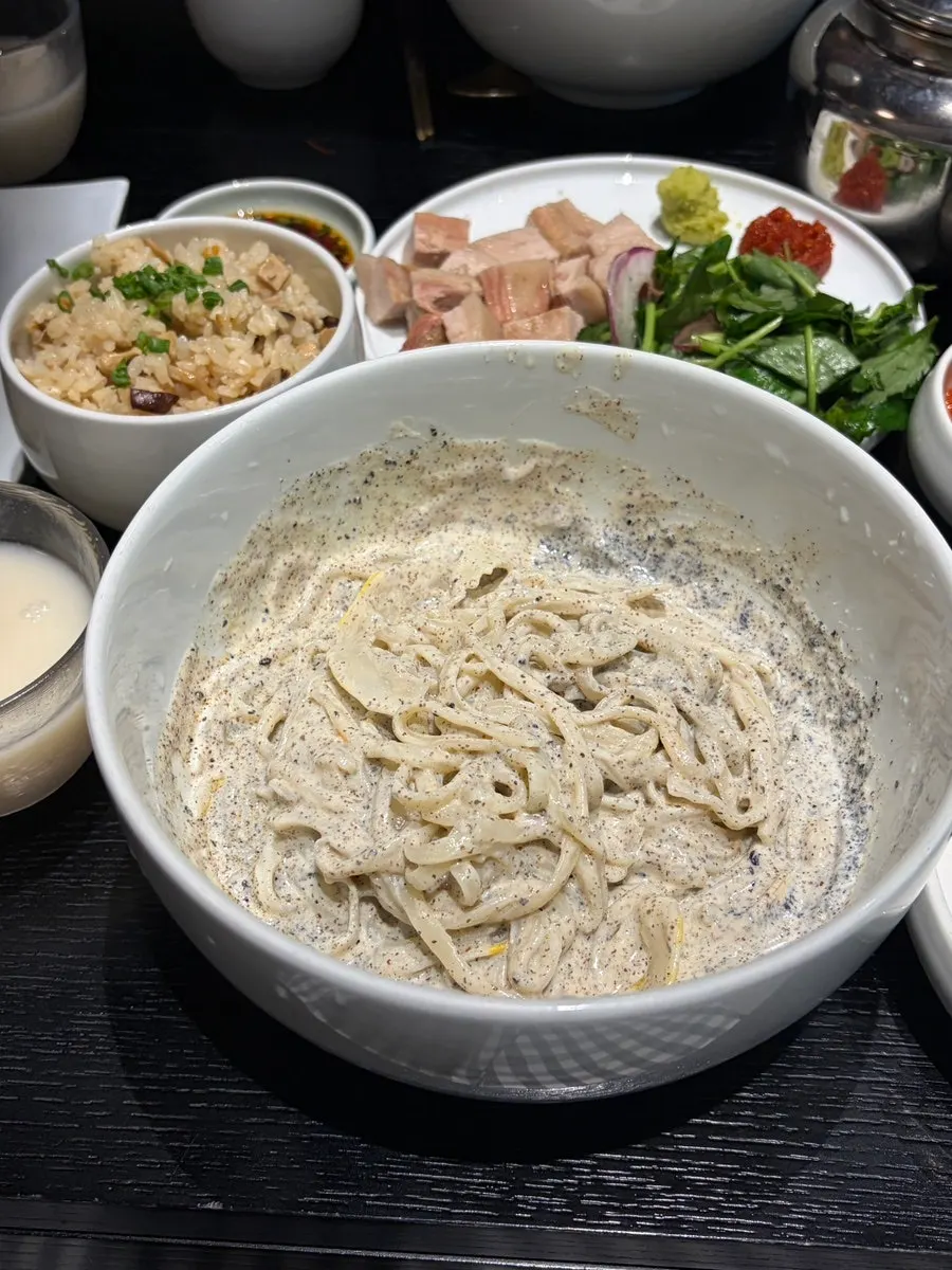 얇게 썬 성주 참외 토핑을 올린 콩국수