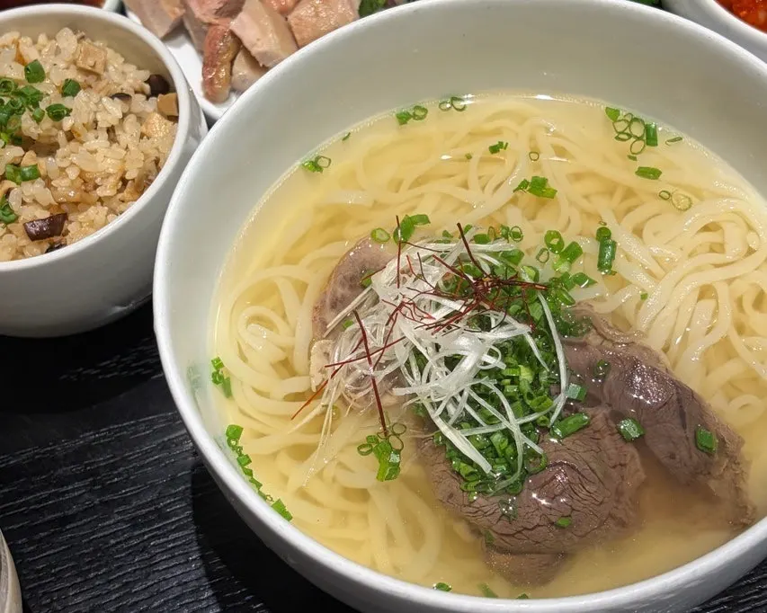 맑은 국물이 담긴 탄백 곰칼국수