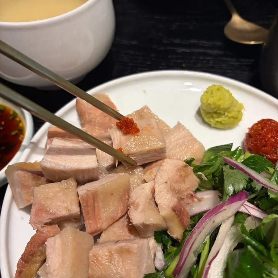 청어알젓과 참나물을 올린 온제육