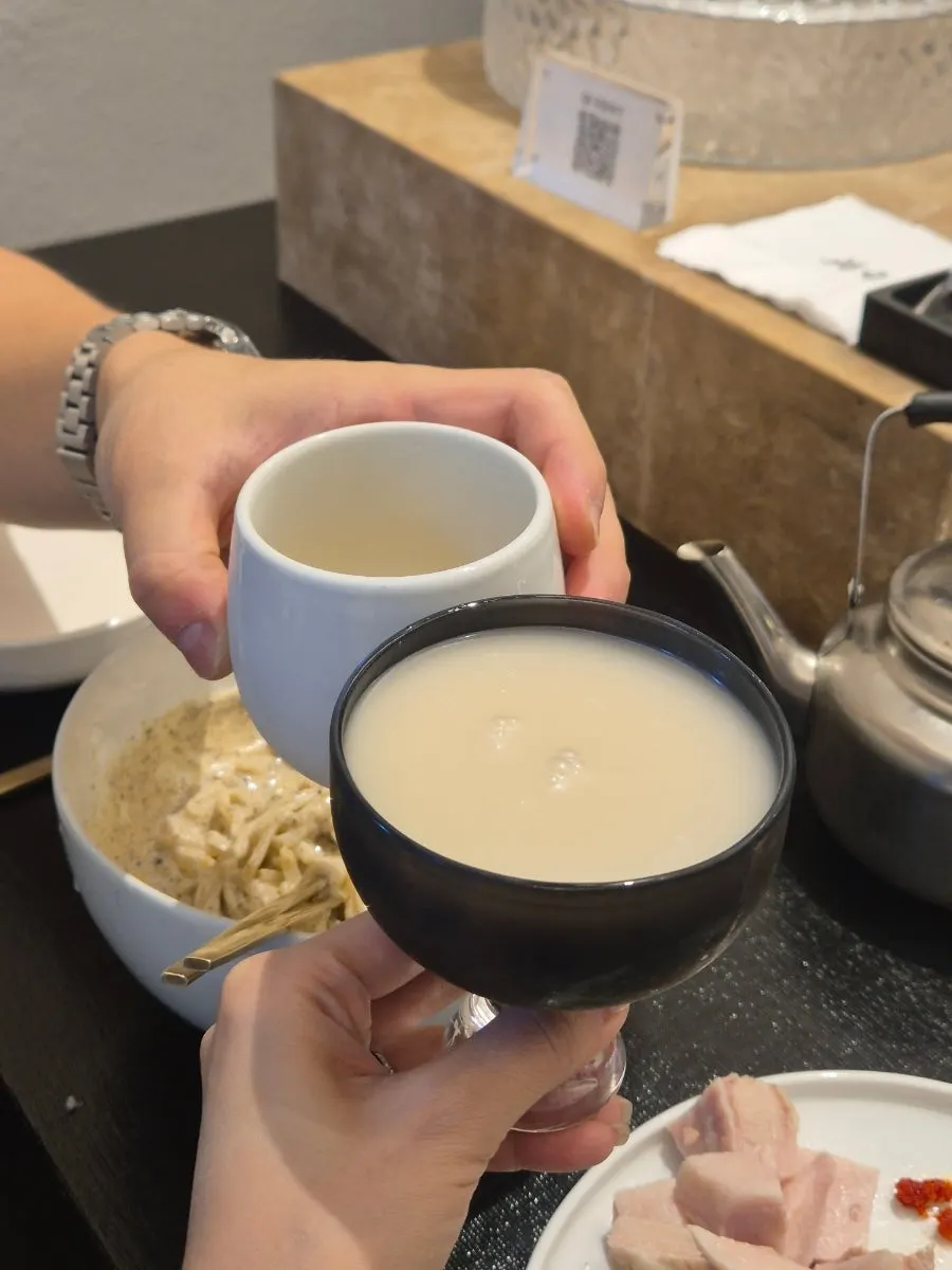 Makgeolli and cold soy mixed kalguksu