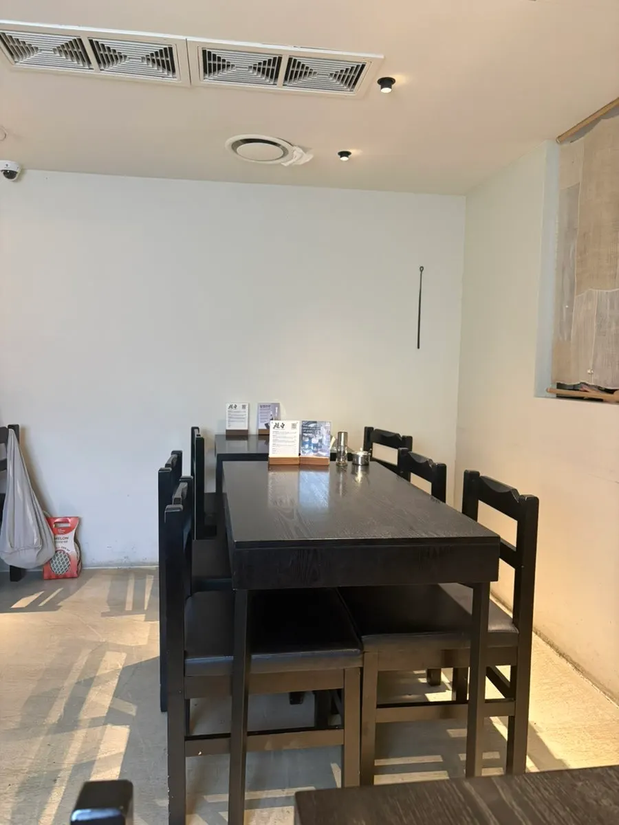 Tanbaek second-floor space with high chairs