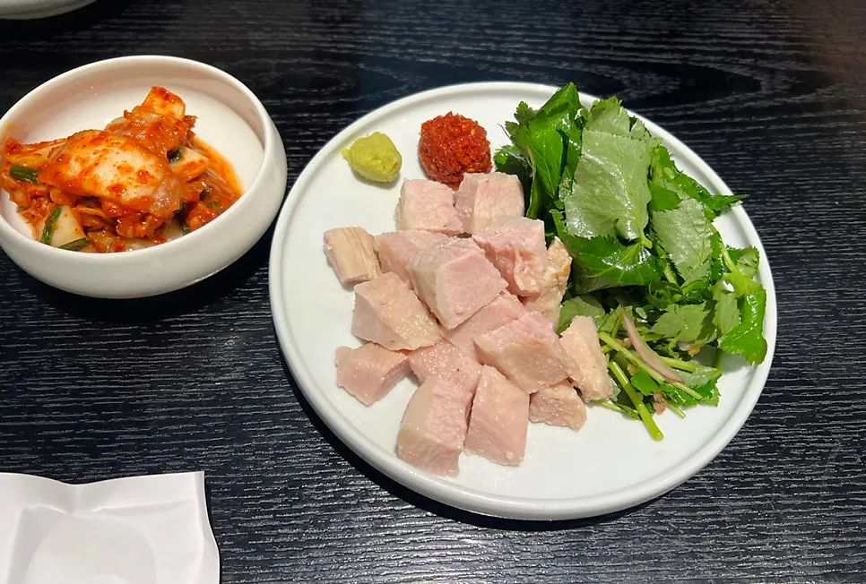 Tanbaek interior with lighting and windows
