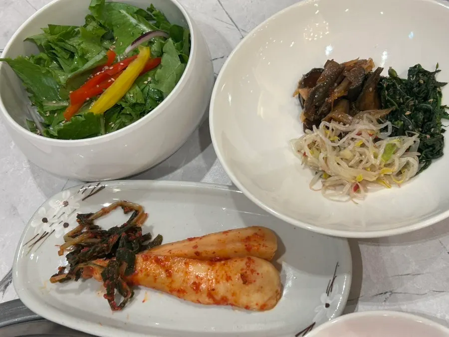 Grill and basic table setting at Deomalgeum