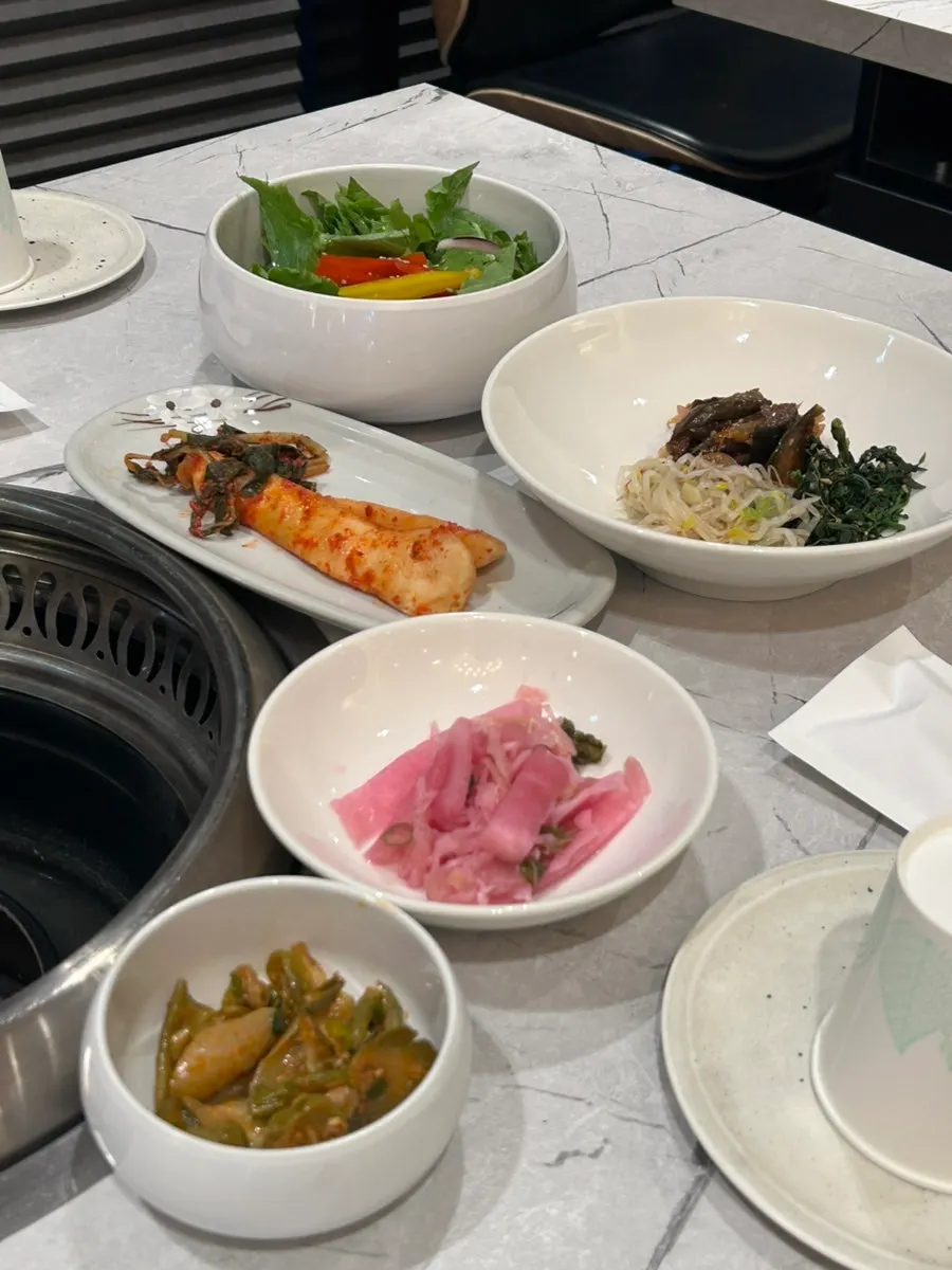 Basic side dishes at Deomalgeum including pickled radish