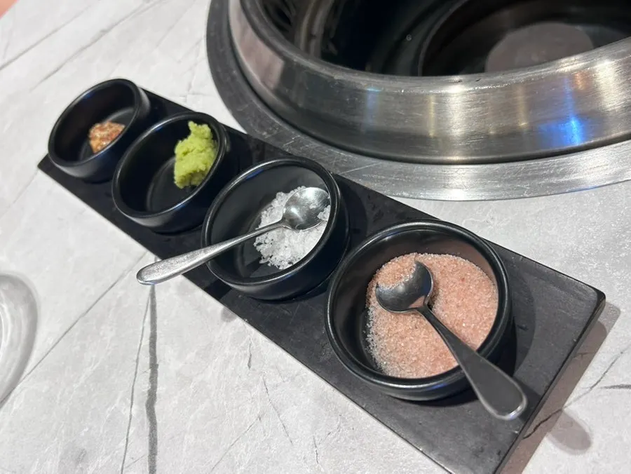 Side dish plates arranged on the table at Deomalgeum