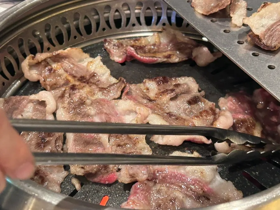 Kkotdeungsim grilling on the hot plate