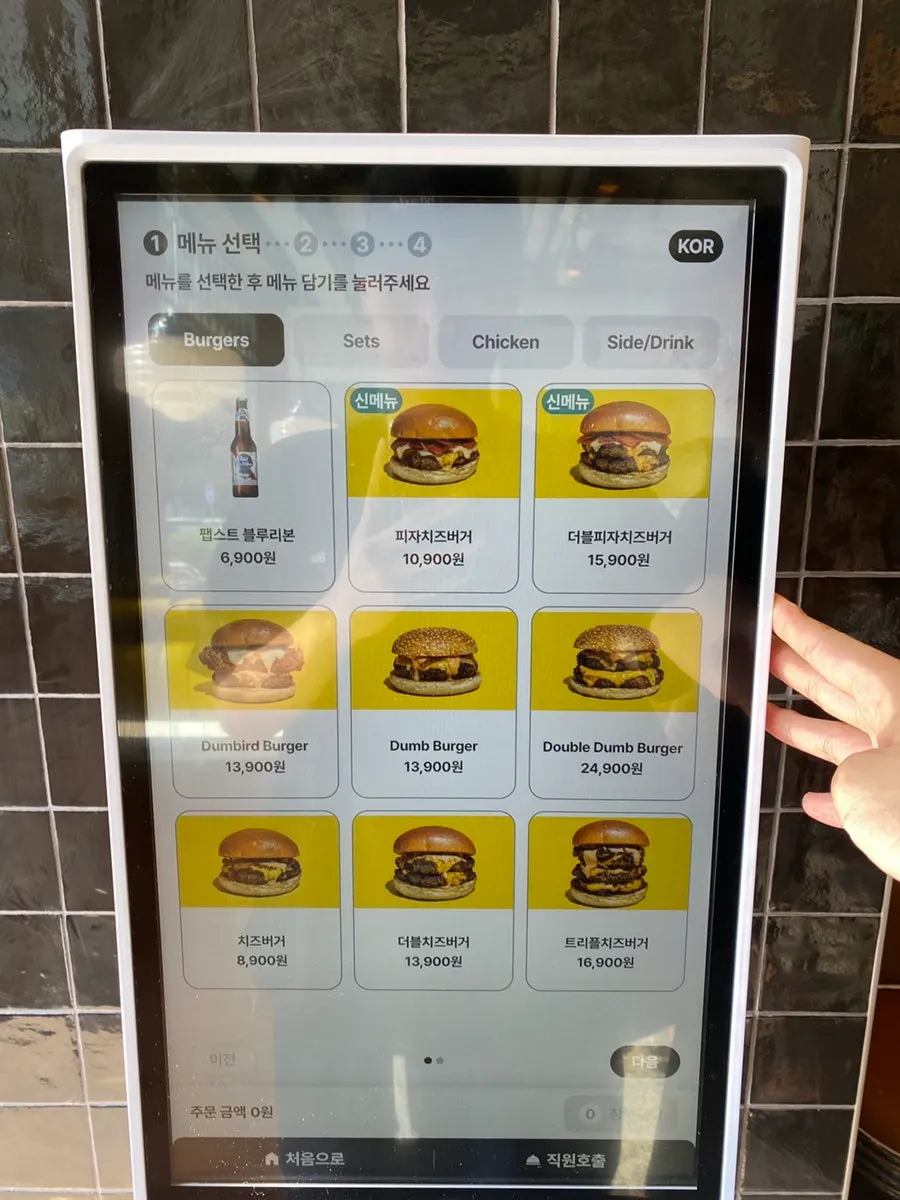 店外に掲げられたデムバーガーのメニュー表