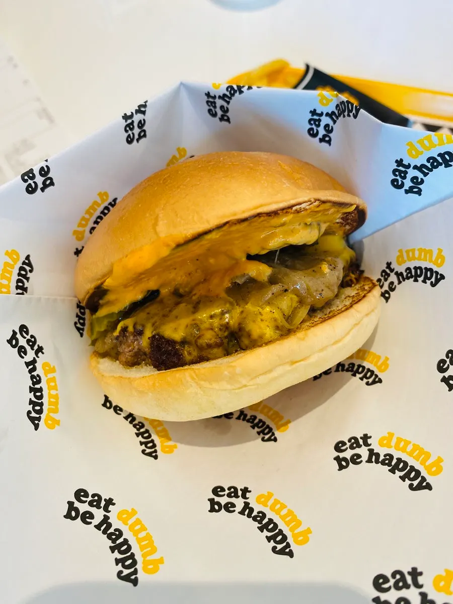 フライドポテトが添えられたバーガーセット