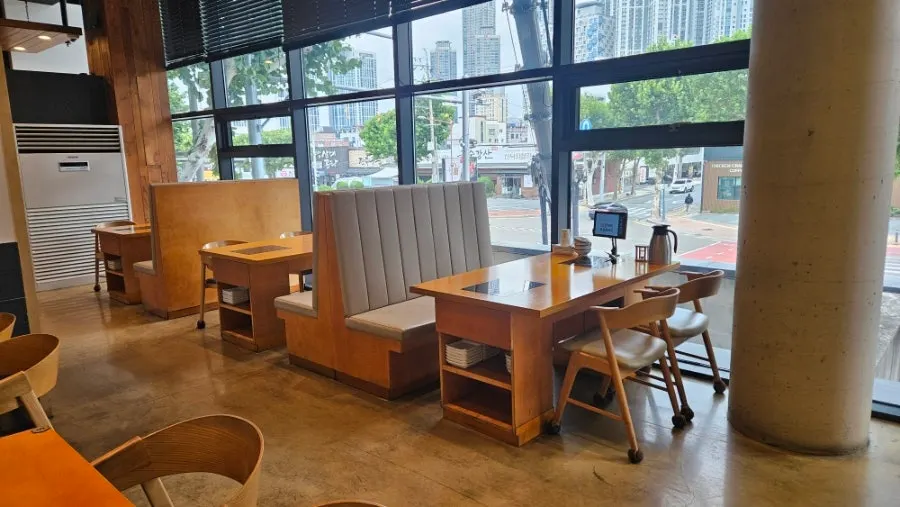 오픈 직후 비어 있는 금등어 들안길 본점 테이블