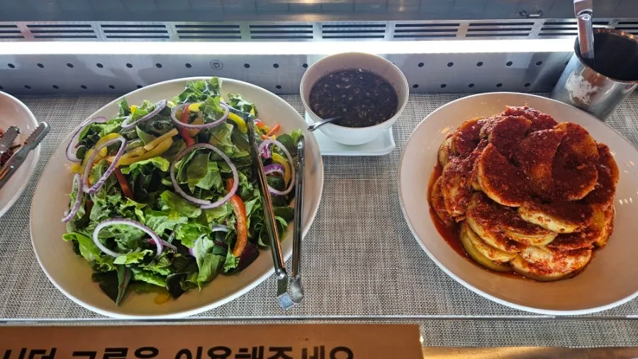 금등어 셀프바 반찬 코너