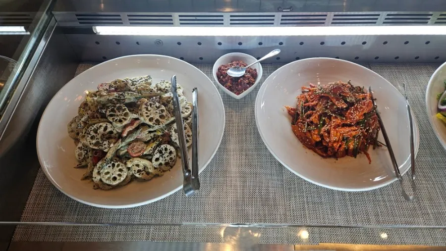 직접 담아 먹는 밑반찬 진열대