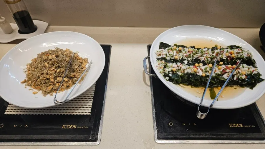 반찬 셀프바에 담긴 나물 반찬
