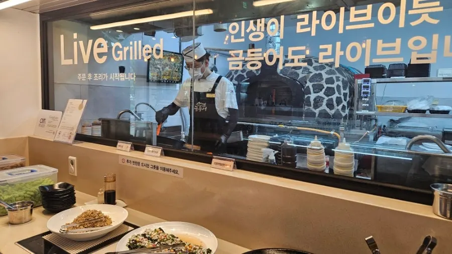 셀프바 앞 접시와 반찬
