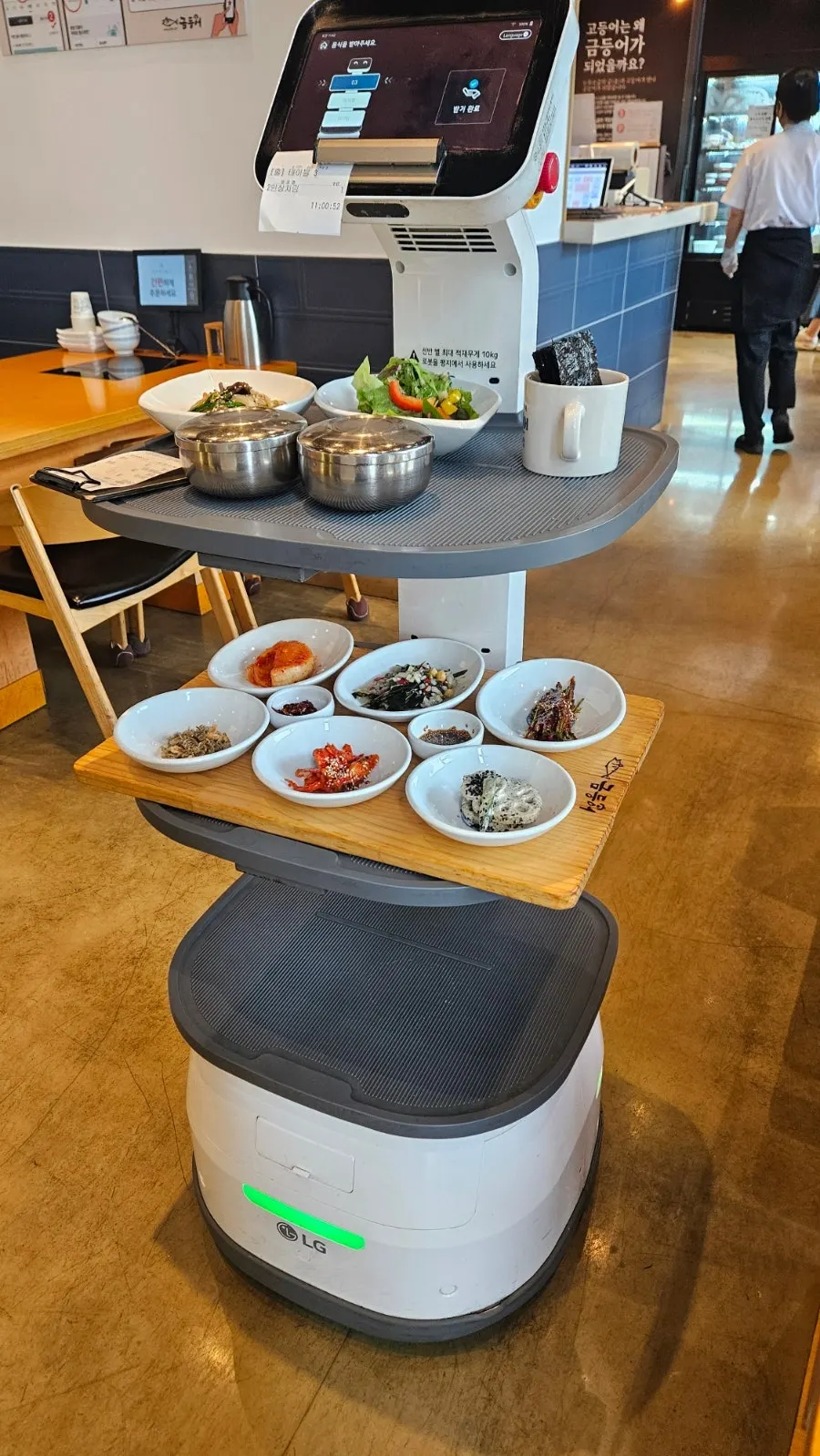 밑반찬을 싣고 오는 서빙로봇