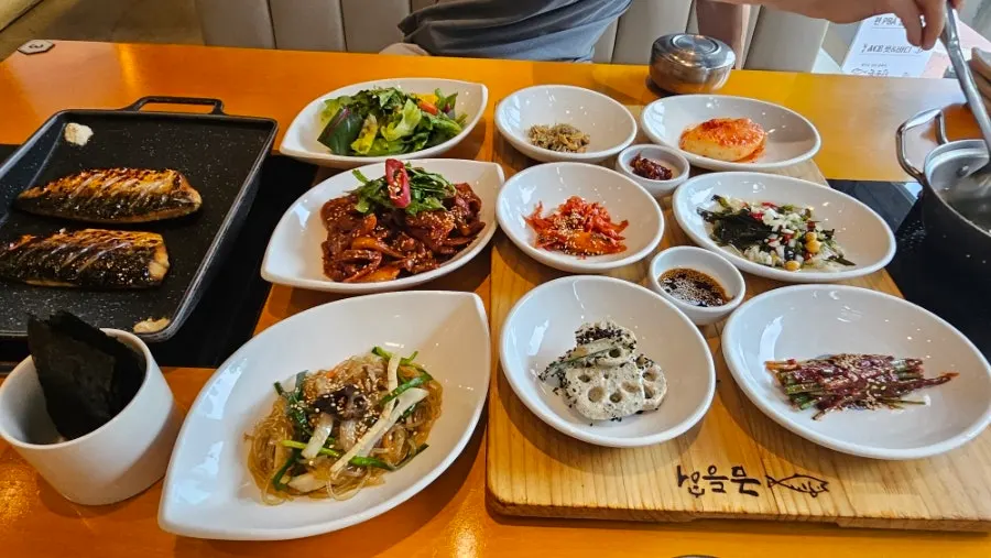 화덕고등어와 밑반찬이 차려진 한상
