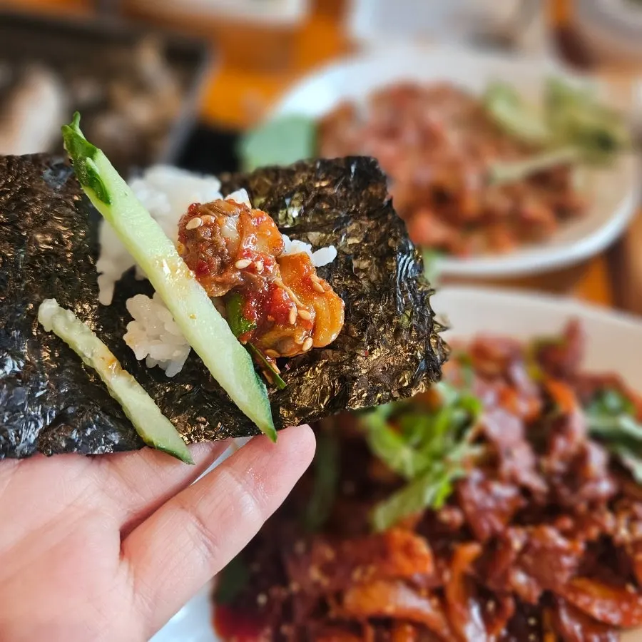 김에 올려 먹는 꼬막무침