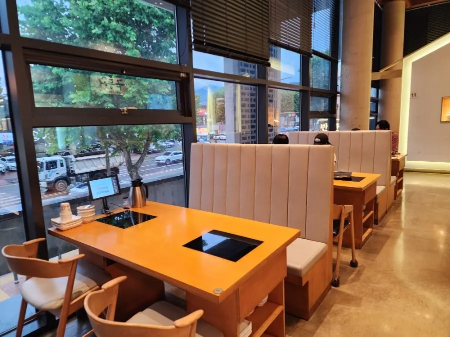 Tidy interior of Geumdeungeo Deulanguil Main Branch