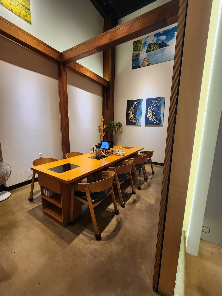 Room-style seating at Geumdeungeo Deulanguil Main Branch