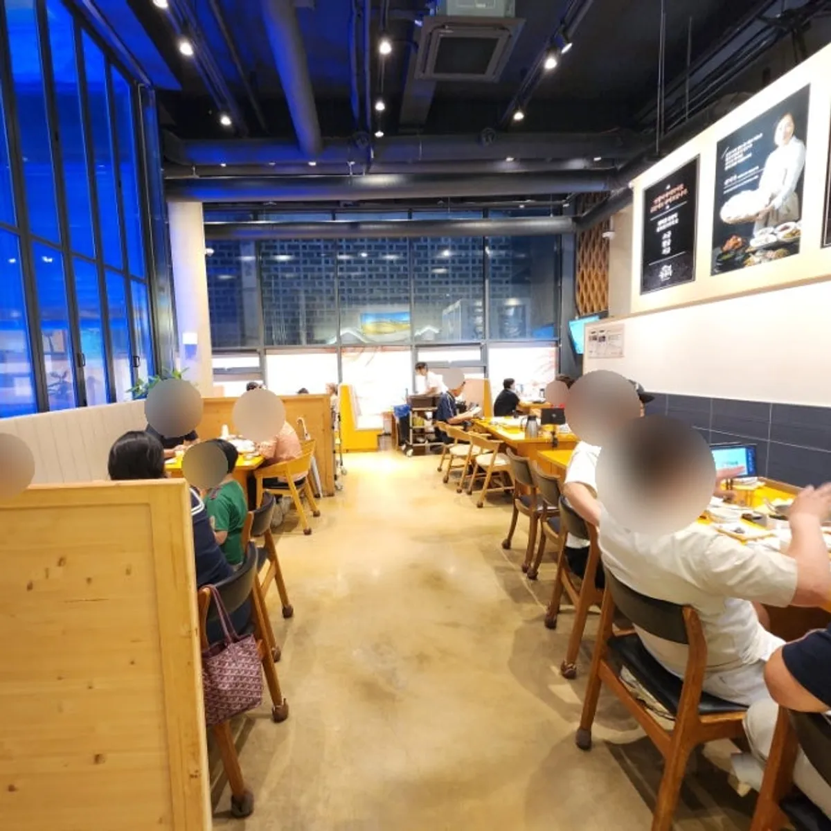 Family-friendly seating at Geumdeungeo Deulanguil Main Branch