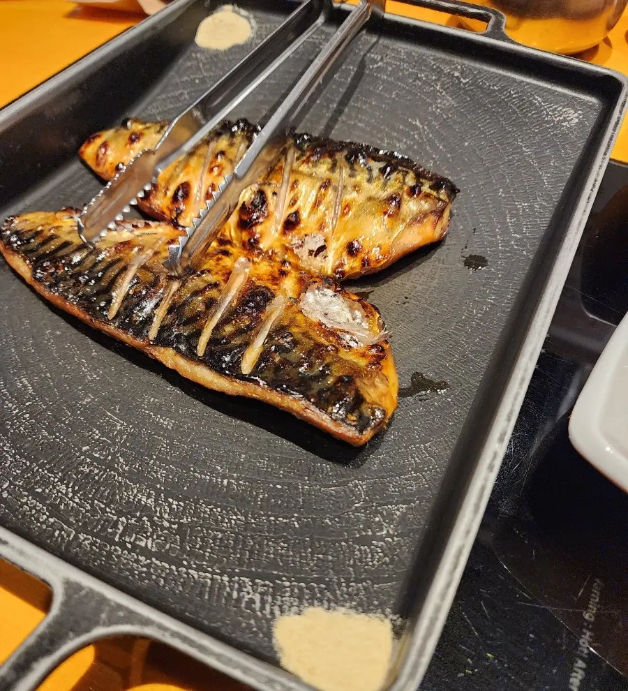 Full spread of wood-fired grilled mackerel at Geumdeungeo Deulanguil Main Branch