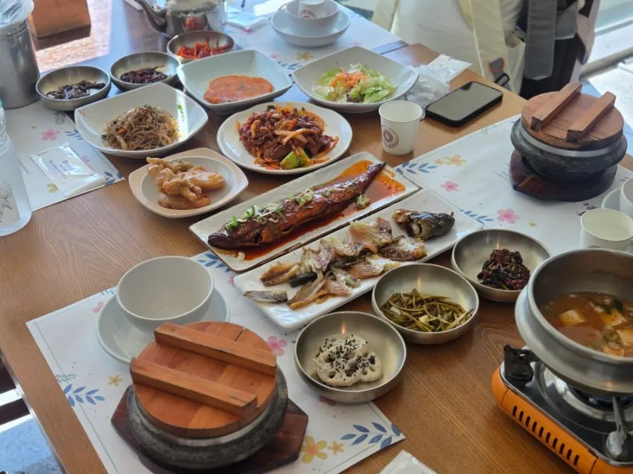 돌솥밥과 반찬이 차려진 건강밥상A 2인 상차림