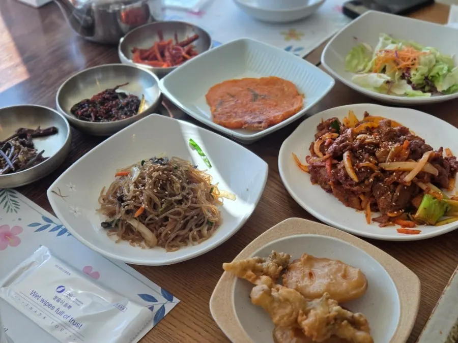 잡채와 고사리 나물 등 들밥애 밑반찬