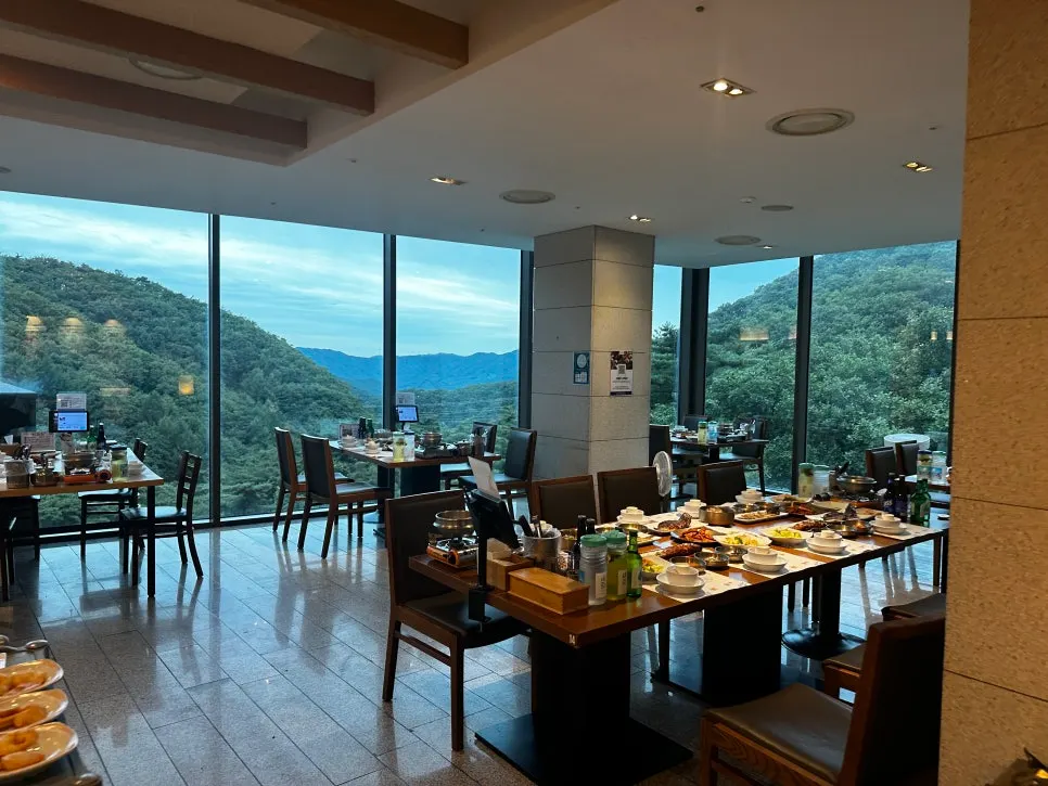 Dining hall at Deulbabae with widely spaced tables