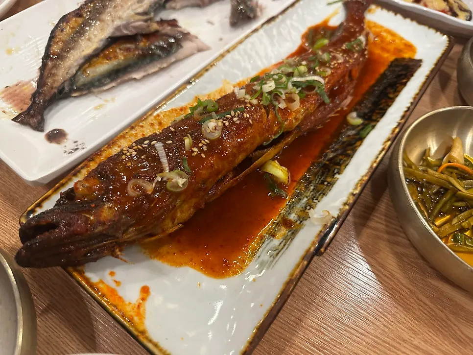 Plate of grilled mackerel cooked without seasoning