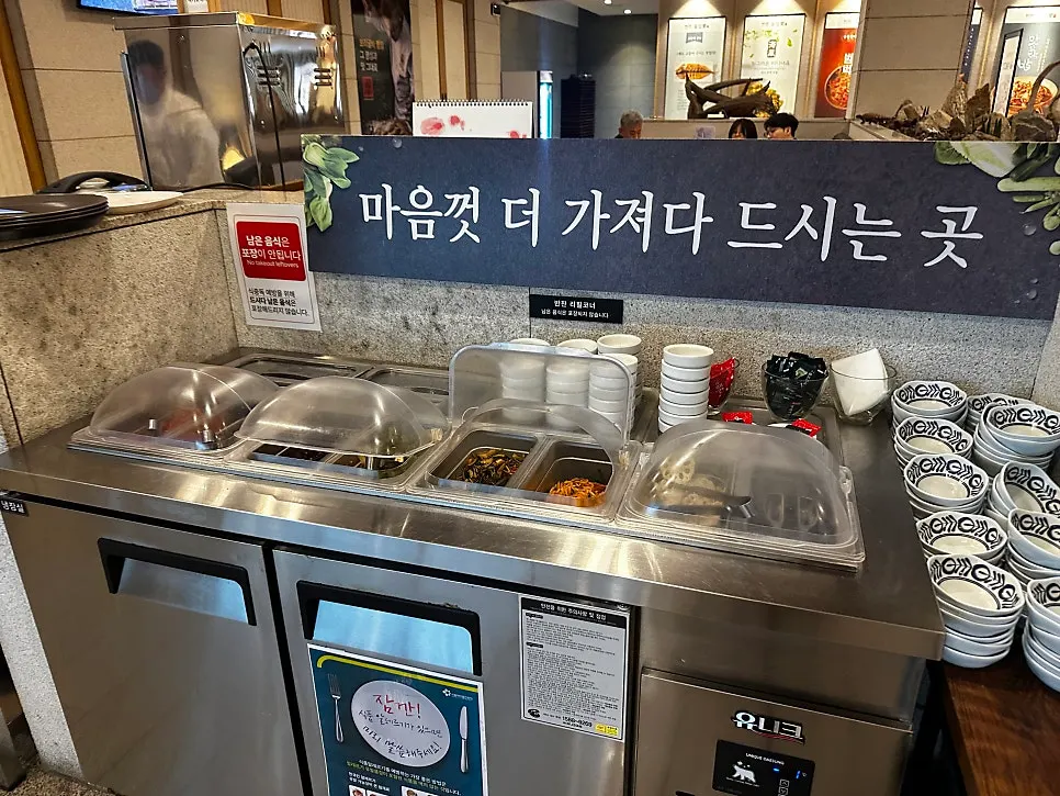 반찬 코너 옆 전자레인지 비치 공간