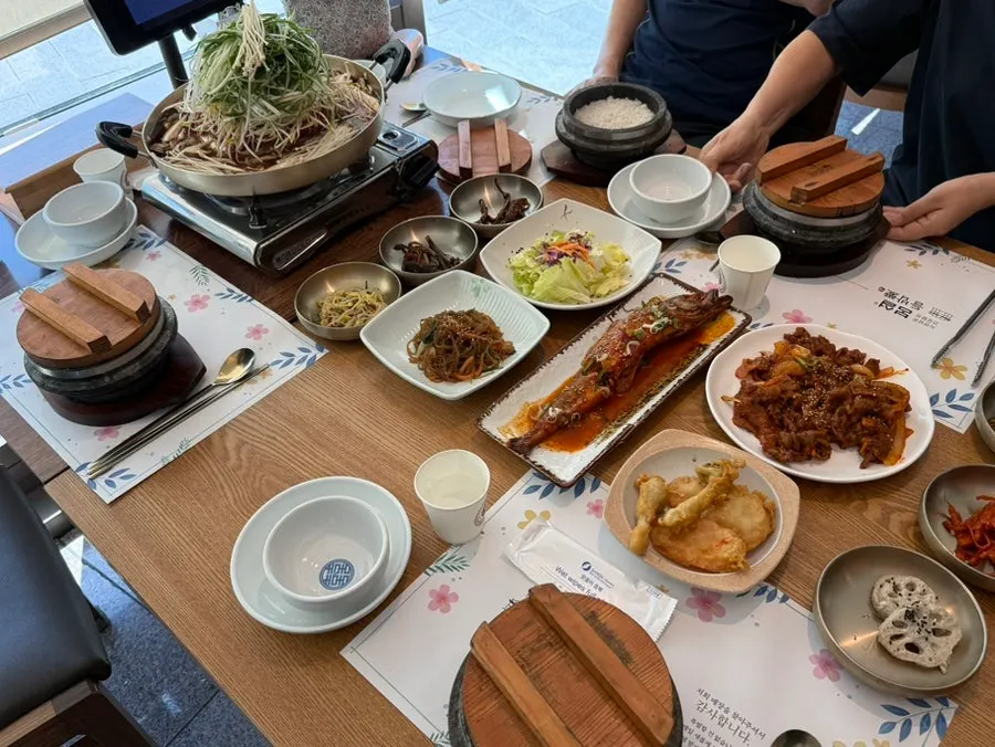 파불고기 정식과 제육 정식 상차림
