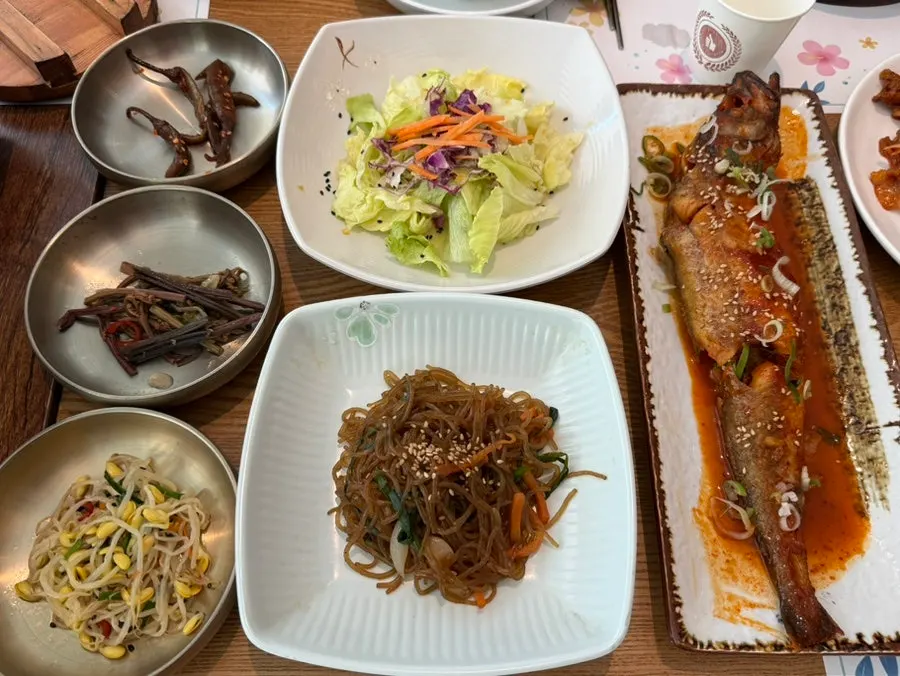 들밥애 정식에 함께 나온 계절 반찬