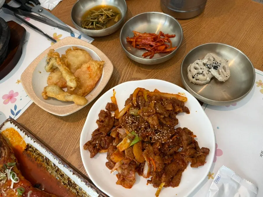 잡채와 코다리가 포함된 기본 반찬